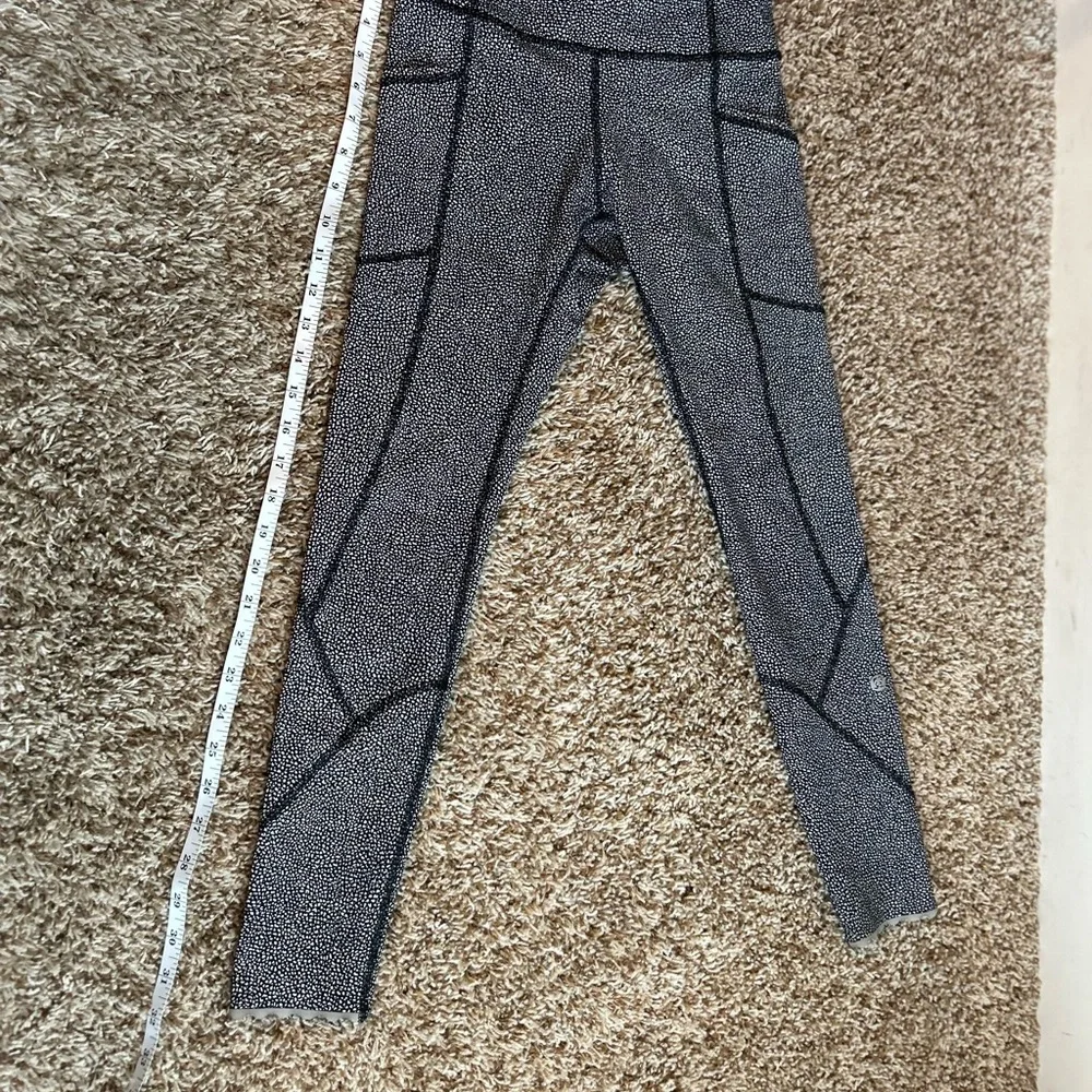 Lululemon Tight Stuff Tight II 25” Reflective Scallop Alpine White/Black Sz 4 - Picture 12 of 15